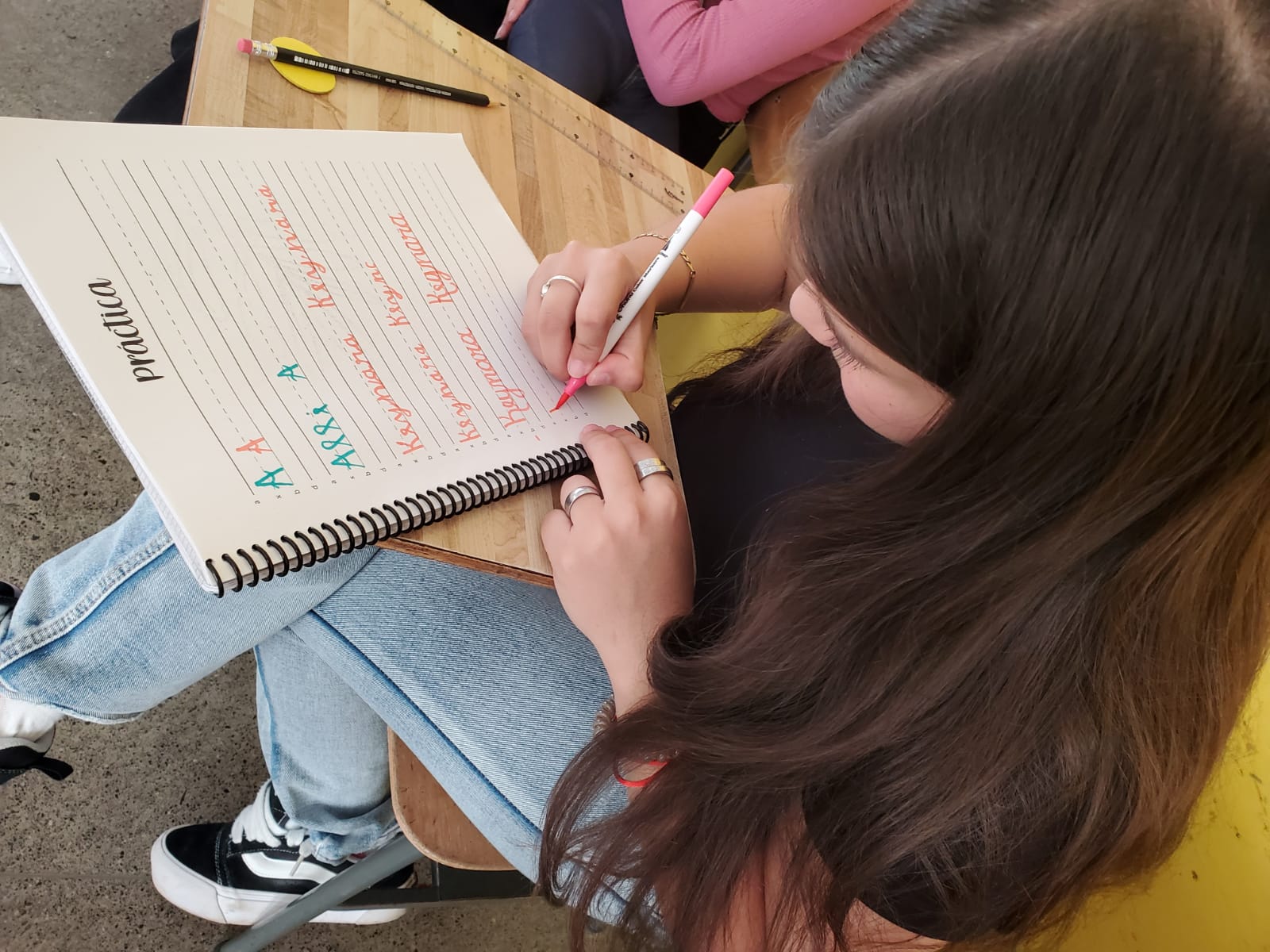 Una niña escribiendo en un cuaderno